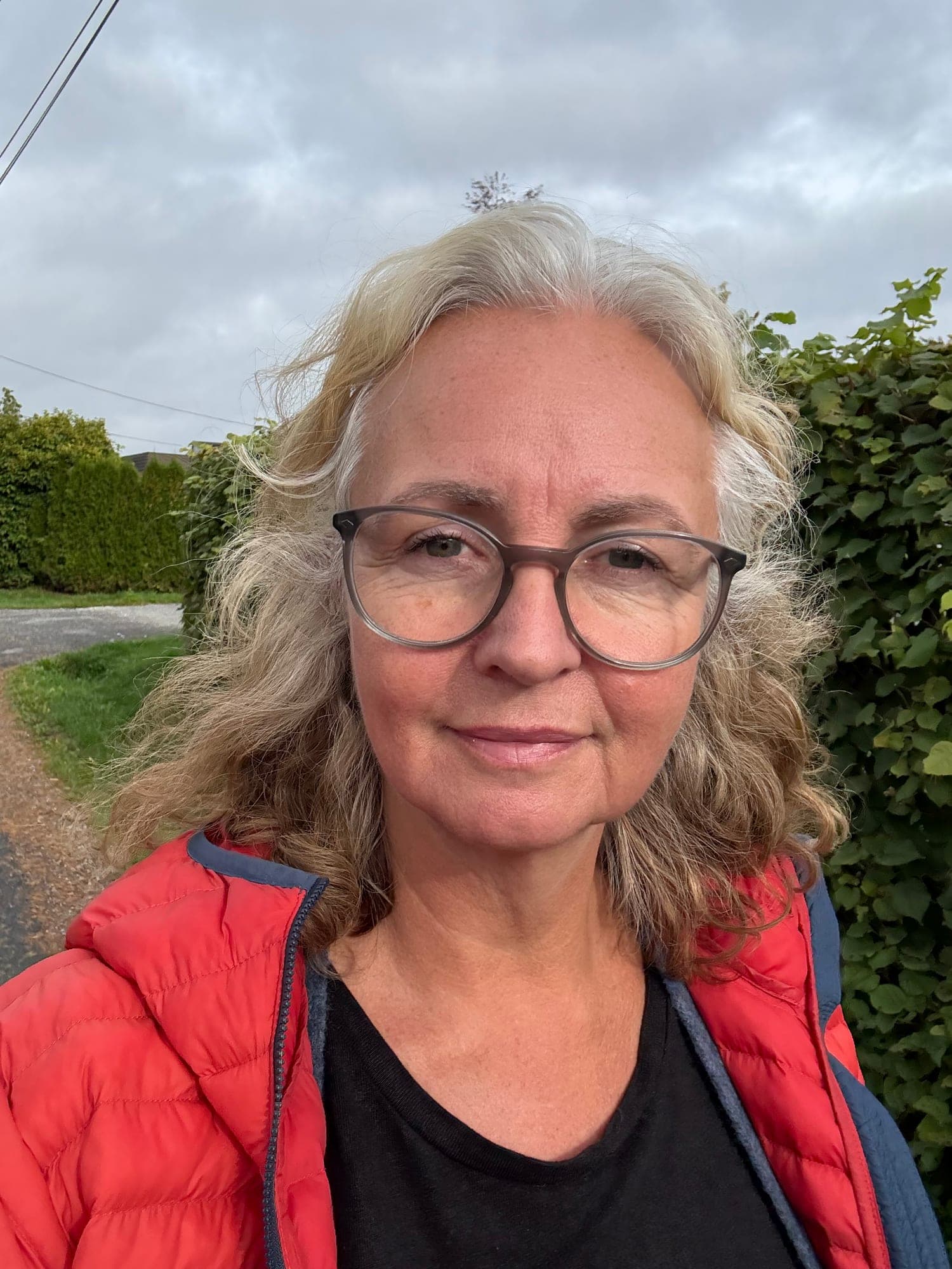 Kristil Erla Håland, gründer og daglig leder i JodaCare, utendørs en grå høstdag