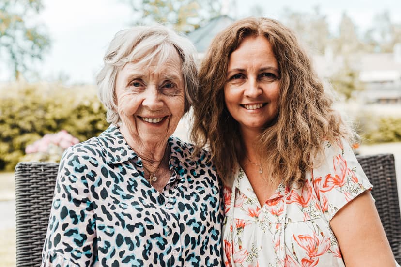 Kristil Erla Håland med sin mor